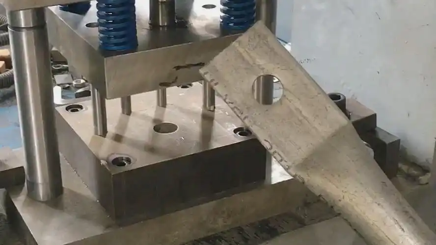 锌钢圆管压扁冲孔