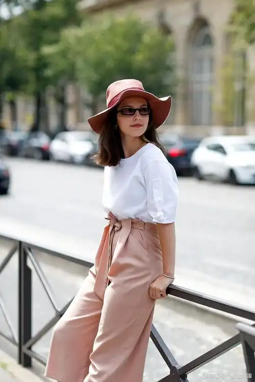 女孩子不要局限于一种穿衣风格,多多尝试会带给意想不到的收获