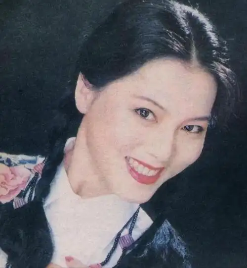 一到清晨就开始晨练,包括练习唱歌,排练台词,偶尔也会去跑步锻炼身体.