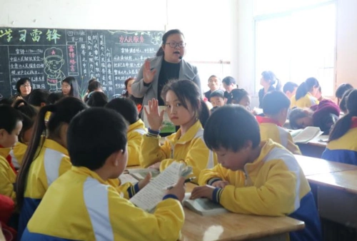 枣山园区红庙小学,岳池县新华小学到花板小学进行交流学习