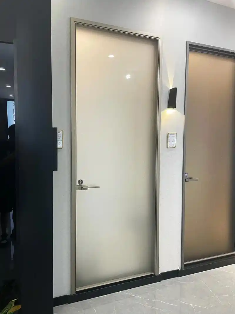 顶典卫生间门.卫生间是水气重,潮湿的地方,因此对门的防潮要求 - 抖音