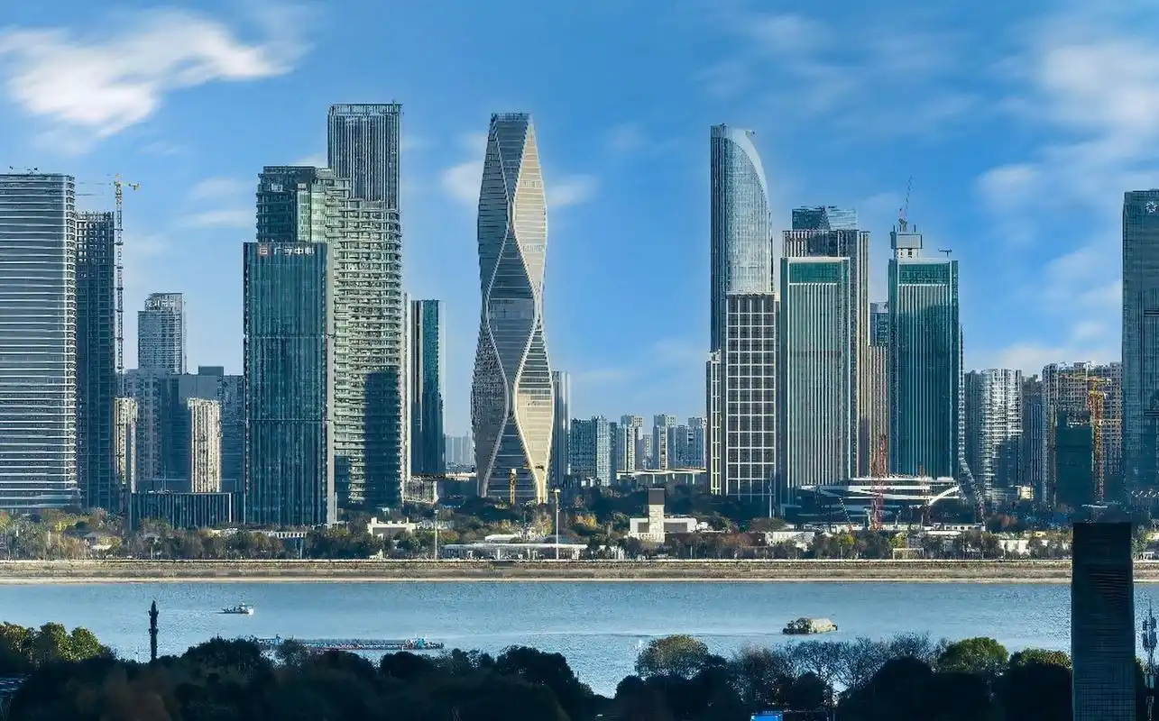 杭州的最新作品,这座极具流线型现代工业设计美感的摩天大楼被媒体评