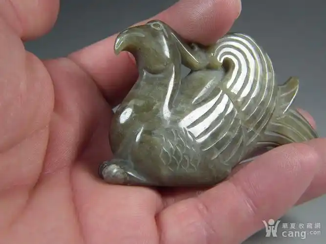 明代和田青玉带黑沁圆雕大玉鸟摆件