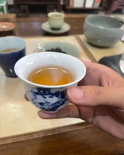 网友喝茶喝出"无敌"的感觉,仔细一看,原来是jojo哒!