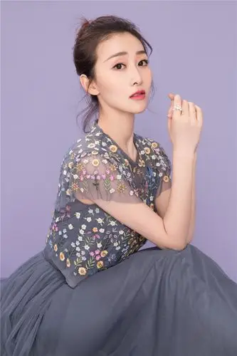 钱璇曝初秋大片 纱裙look尽显恬静可人