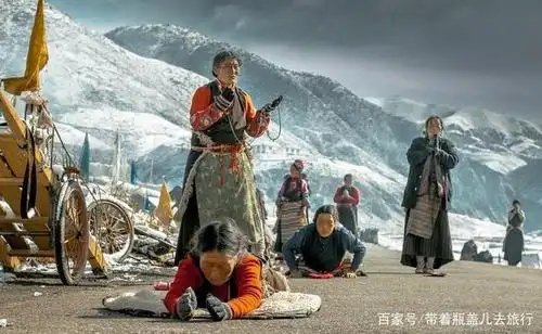 磕长头的藏民们