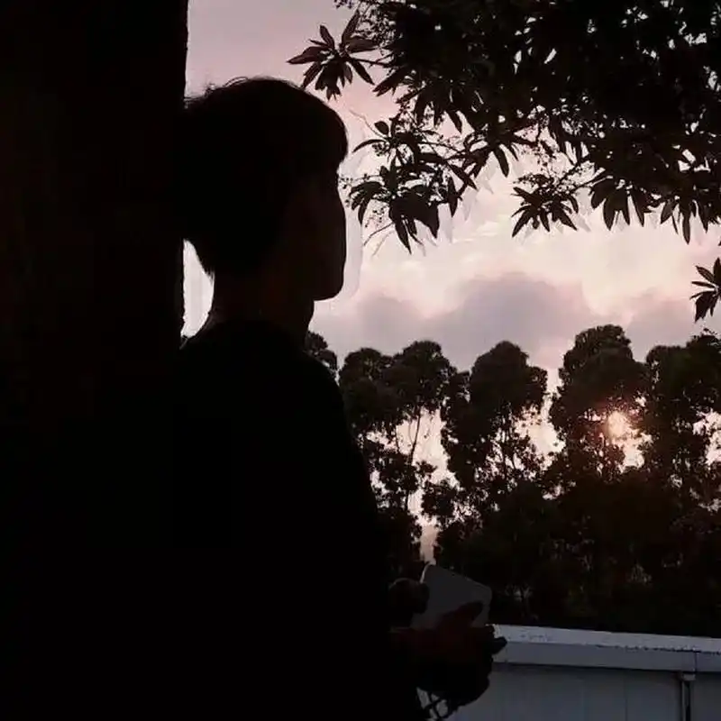 男生低调背影头像 积极向上的心态总会给你带来好运