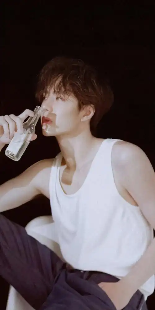 王一博无袖黑背心