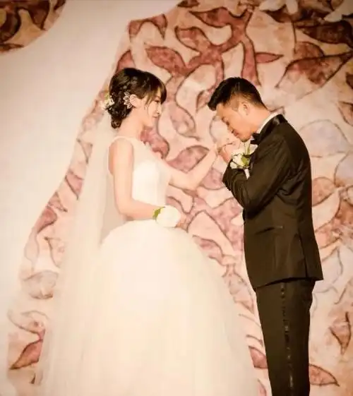 原创吴京妻子谢楠嫁偶像挺着孕肚办婚礼4年生两子成人生赢家