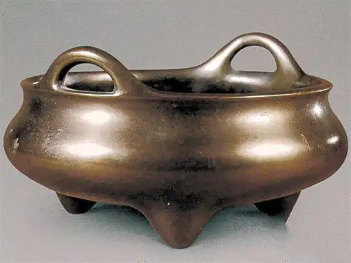 冲天耳三足炉,"大明宣德年制"款,为王世襄旧藏.