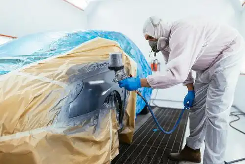 工人喷漆作业场景摄影图片