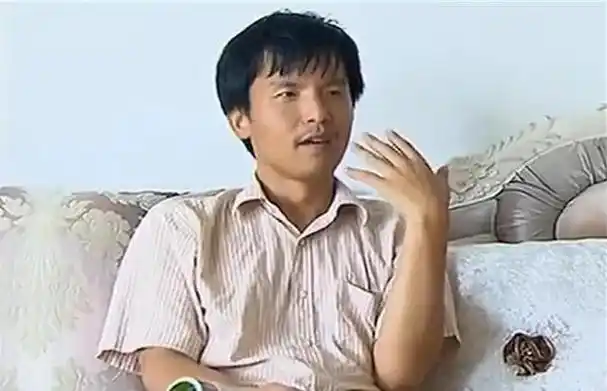 啃老博士李明亮:读博9年没毕业,啃完父母啃小妹,父亲气到报警