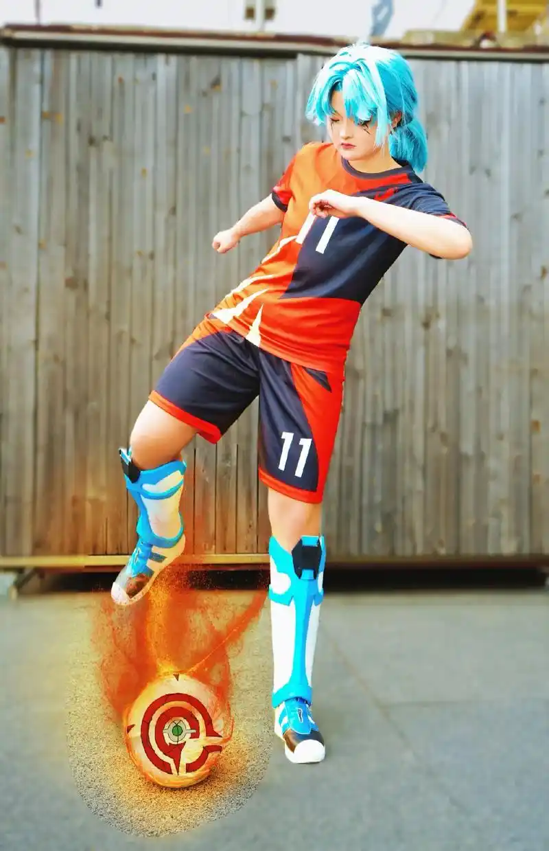 足球划破了天空,梦想在中圈启动,战斗唤醒了沉睡的潜龙#超智能 - 抖音