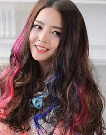 黑色的长直发发型,挑染淡紫色的头发,彰显出个性潮流范儿,直刘海杉破