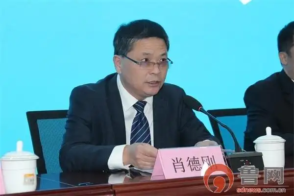 肖德刚在会上介绍,扫黑除恶专项斗争开展以来,市纪委监委围绕"打伞破