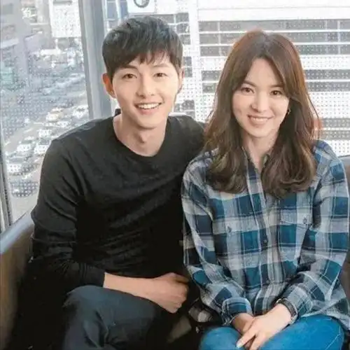 被宋慧乔发现后大怒,继而宋慧乔也和男星朴宝剑在背后发展出暧昧关系