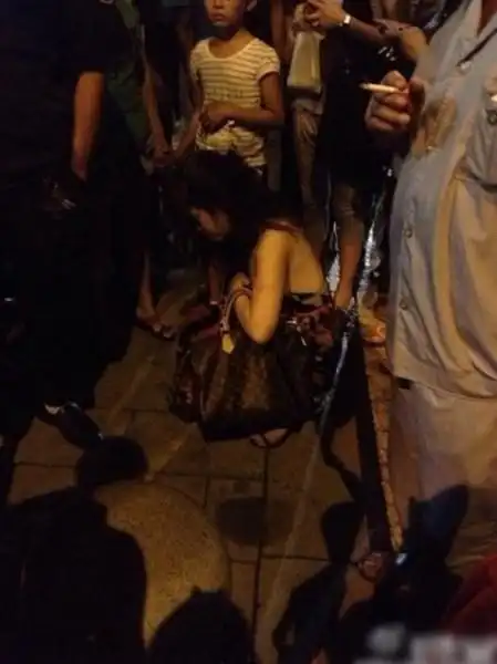 无锡闹市原配狂殴小三