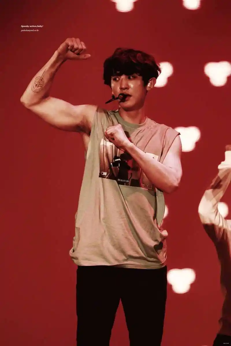 朴灿烈开启了疯狂晒肌肉模式,这身材真绝了,命都给你好不好