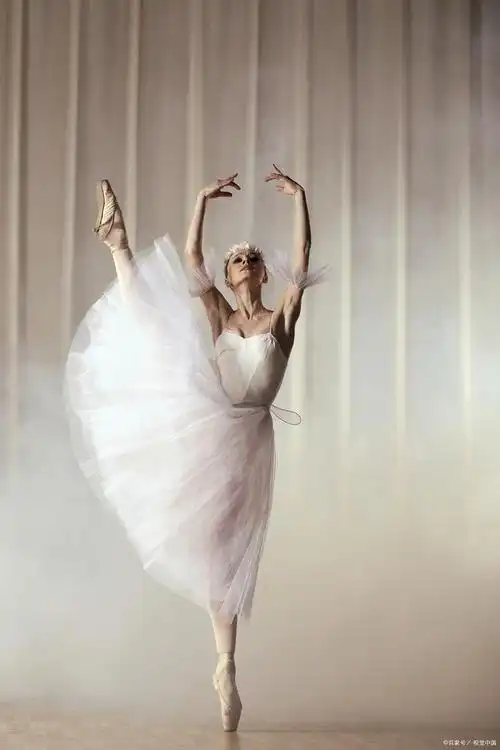 芭蕾舞中的欢快情绪与音乐有何关联?