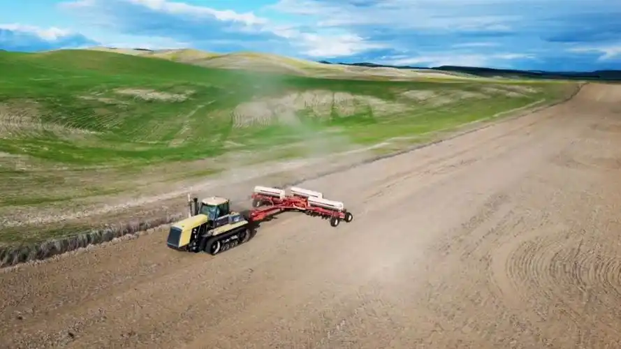 卡特彼勒65c挑战者拖拉机播种春小麦!