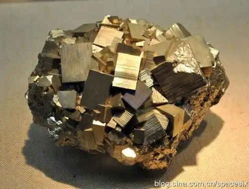 写美篇原形态       中药学上的自然铜为硫化物类铁矿族矿物黄铁矿