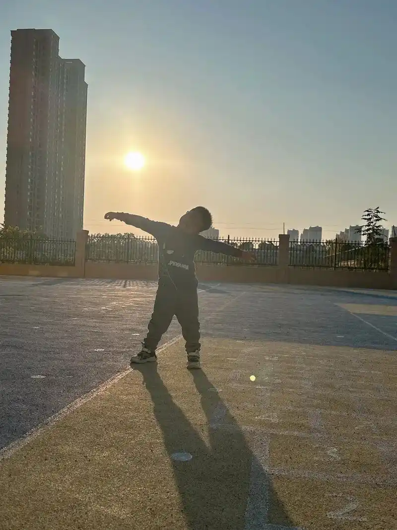 阳光小男孩 #夕阳下的背影 知足者常乐,看开者无忧,无法重 - 抖音