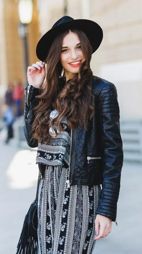 街头时尚—华为杂志锁屏模特身穿黑色条纹套装,外搭黑色皮衣,酷帅中不