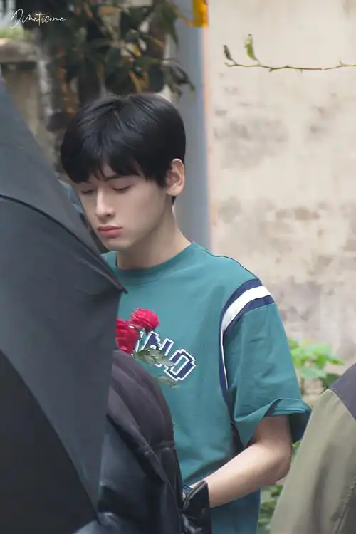 翟潇闻超话95#翟潇闻树下有片红房子#好萌00@翟潇闻