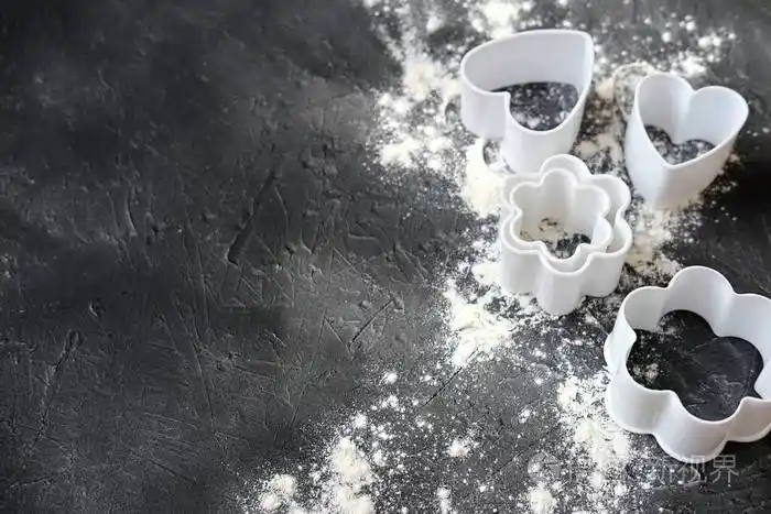 灰色背景的饼干切刀