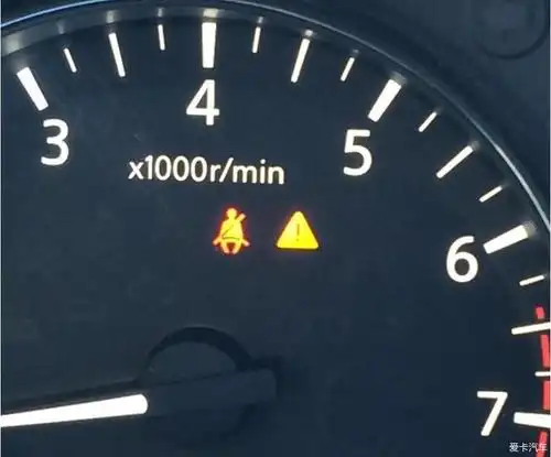 请教仪表盘上出现三角形黄色感叹号代表啥