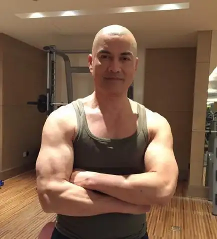 如今也是肌肉饱满,显得很年轻,完全不像60岁的人,郭富城,也是一个60岁