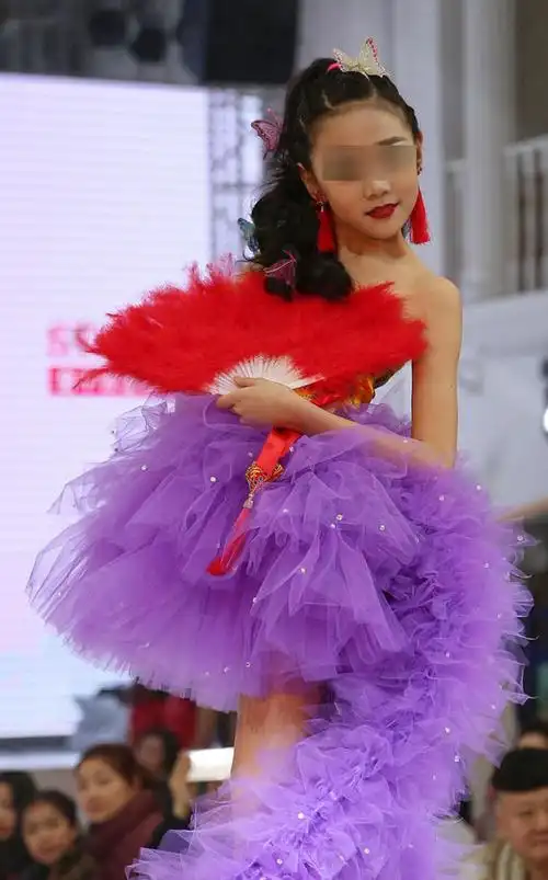 河北少儿模特赛一群孩子走维密秀