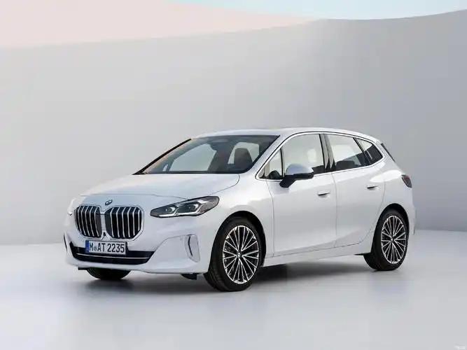 全新宝马2系旅行车融入了新家族式设计语言,前脸配备了尺寸更大的双肾