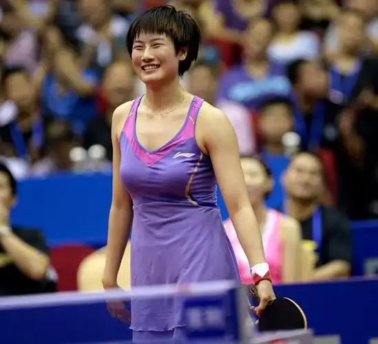 将裙装进行到底!丁宁救球险走光|图