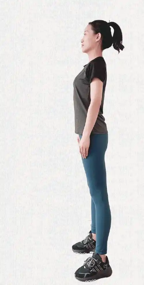 如果从正面看,双肩不等高;或从后面看,后背左右不平,可能是脊柱"歪"了