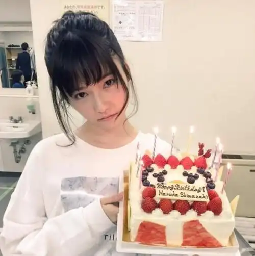 岛崎遥香片场过生日 冈田将生贴心送祝福