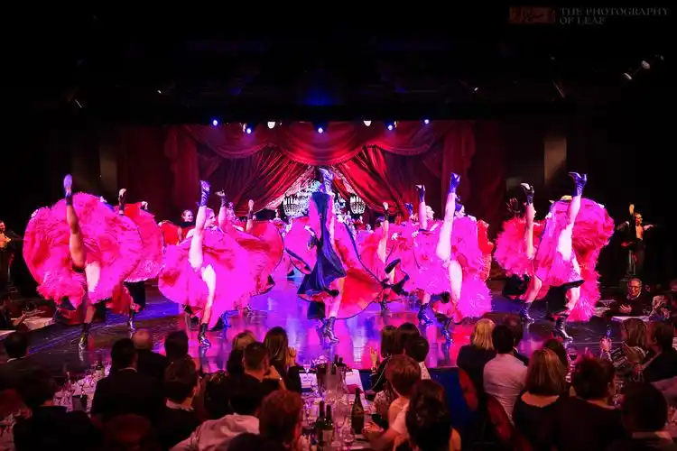 法国最精彩的歌舞表演,蓝铃女孩175cm以上,个个身材出众