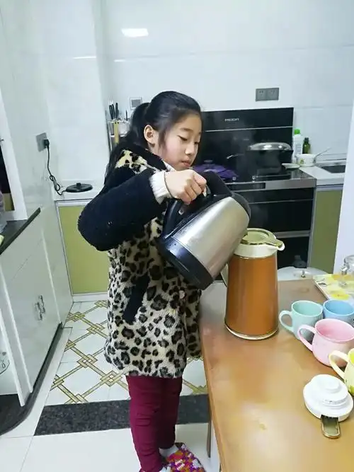 给妈妈倒水