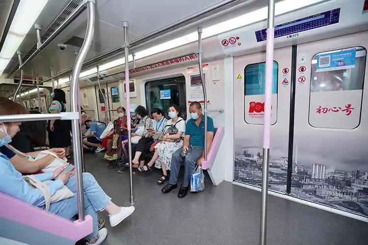 武汉地铁红色专列初心号上线移动红色博物馆穿越全城