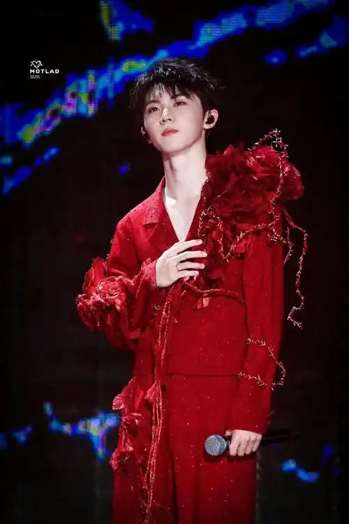 马嘉祺这组红衣造型好惊艳,带刺的红玫瑰,绝美