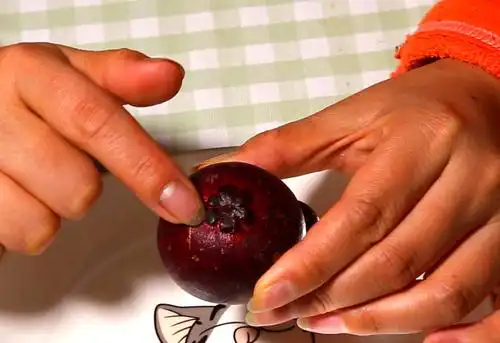 首先教大家如何挑选山竹:   再来教大家如何剥山竹:   我们只需要