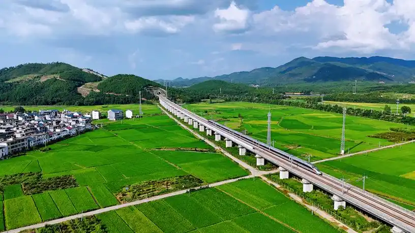 高铁从田野上呼啸而过,勾勒出一幅唯美的秋日乡村画卷.车驰摄