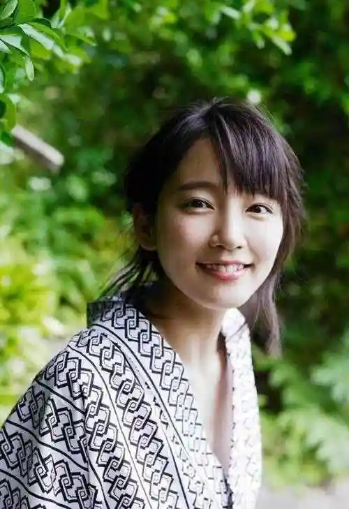 最近,发现一位超级治愈的宅男女神吉冈里帆,是在日本红