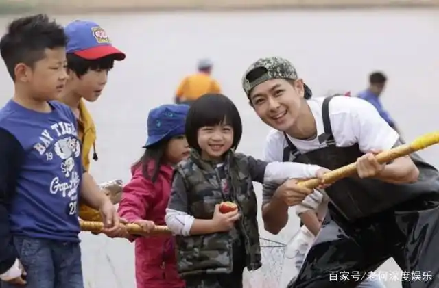 《爸爸去哪儿》多年之后,多多成为清纯女孩,杨阳洋变身阳光男孩