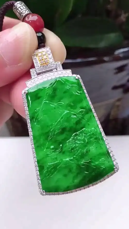 18k金镶嵌辣阳绿锦绣山河山水牌翡翠挂件