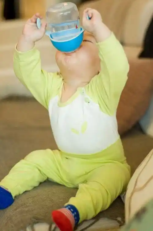 婴儿多大可以开始喝水? - 惜情惜缘惜福的回答 - 头条问答