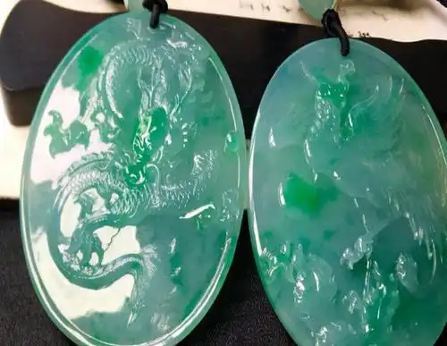 翡翠龙凤牌,分开和结合佩戴都具有很好的寓意,你家里有吗?