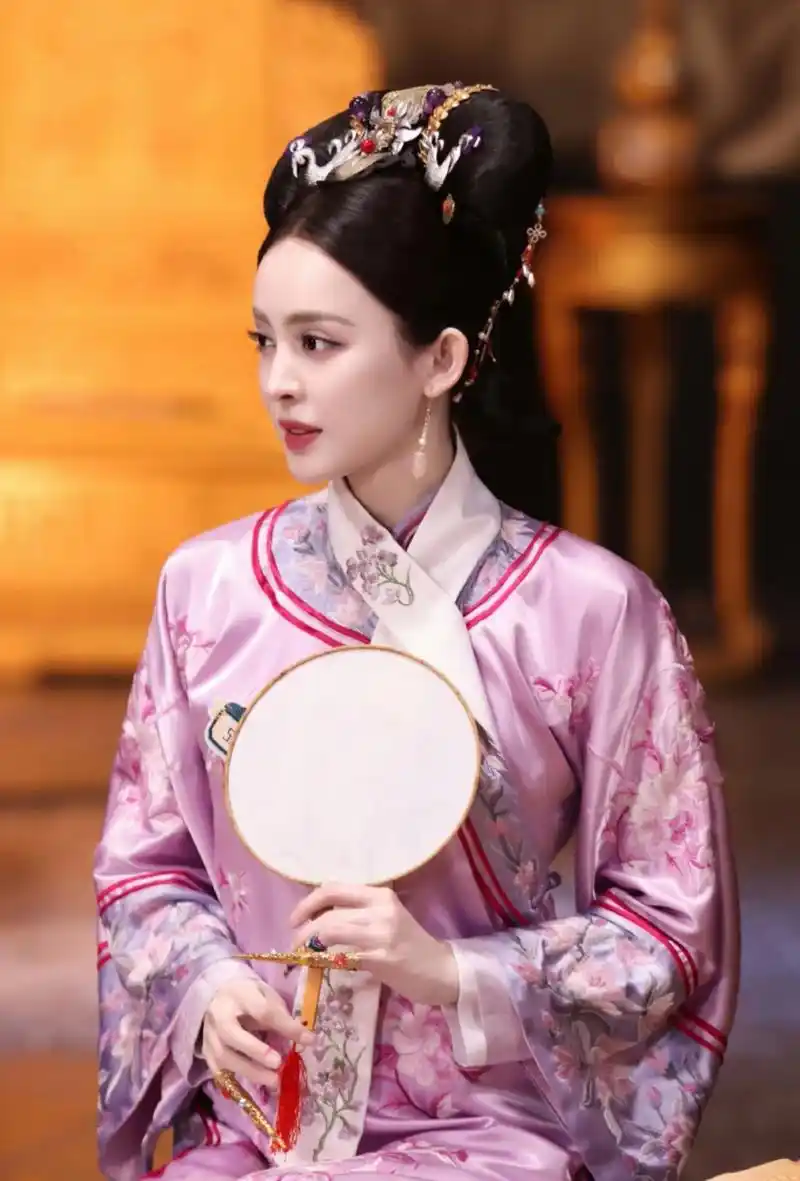 异域女神#古力娜扎# 一身清宫古风造型,肤白貌美的容颜,精致立体的