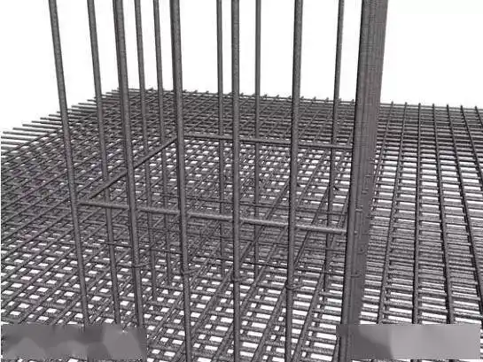 正常状况下,在剪力墙配置水平钢筋时要放在外侧,因为它不仅要在竖直