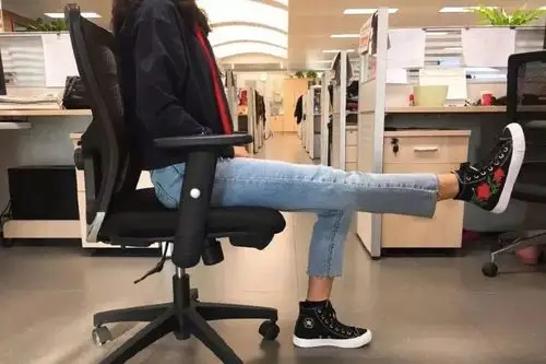 选一个有靠背的椅子;两大腿并拢向前踢伸;速度慢一点,到最高点时维持